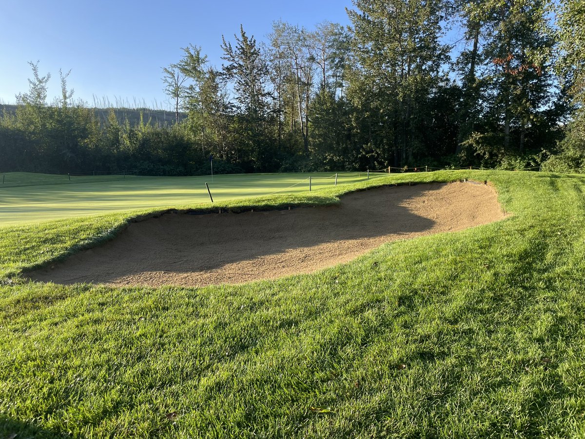 JeffHacior's tweet image. Bunkers on Bear 3 (original 12) are now complete and back in play @FMGolfClub Thanks @OCGolfDesign @bohnysty and see you again next year for the next phase.