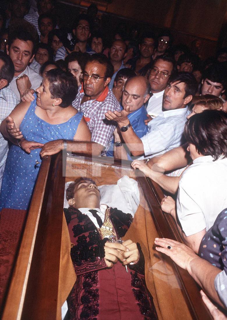 purezatoros's tweet photo. La despedida del joven héroe que conmovió a todo un país. La dureza de las imágenes habla por sí sola. De corinto y azabache en su último pasillo. Yiyo, “Príncipe del toreo”, siempre en el recuerdo. https://t.co/4SKVZovUg4