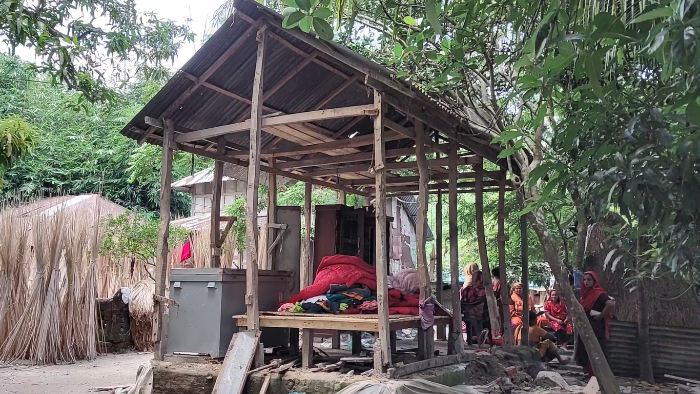 মাদারীপুরে বসতঘরের ভেতর বোমা বিস্ফোরণে ঘরটি তছনছ