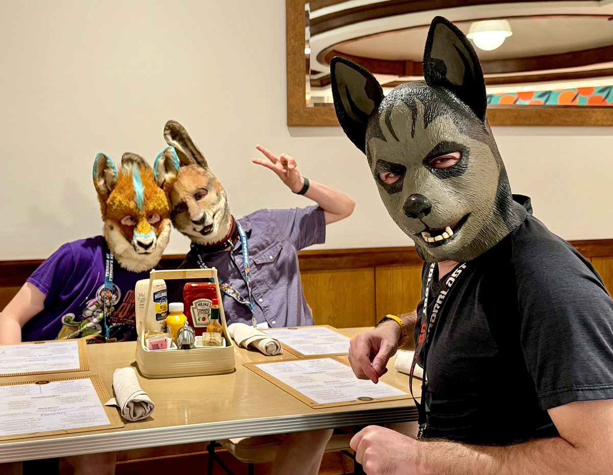 At megaplex, eating, last night, with <a href="/ZenithO_o/">Zenith</a> wah (L), <a href="/Nican/">Nican</a> bun (middle), and <a href="/SaigonTheKomodo/">FemmyWaff (Saigon) ❤️🐺 🔜 FetchNW</a> (waff on R)