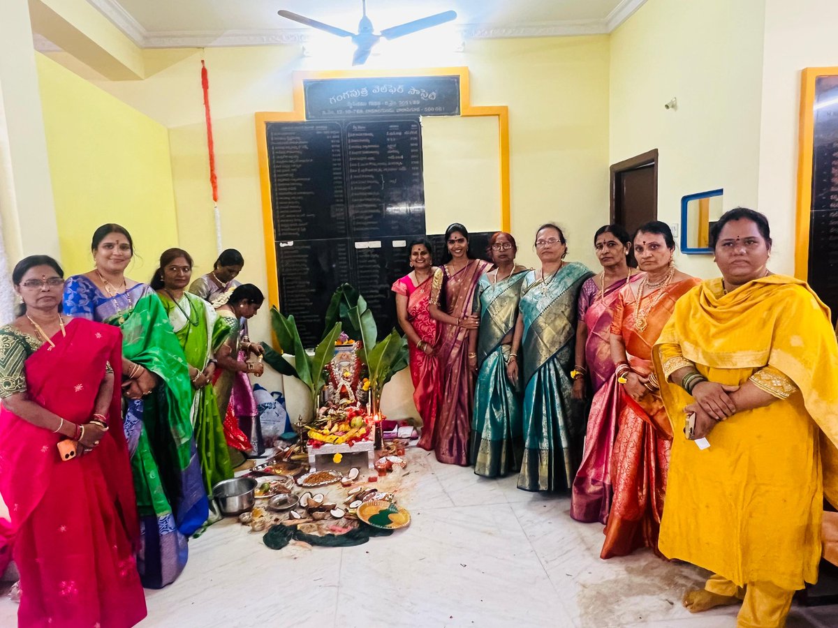 hema_samala's tweet photo. Attended the Vara Lakshmi Pooja at Namalagundu Gangaputra Sangam Hall and at the residence of Ex-Corporator Swaroopa Garu. It was a divine experience to participate in the rituals and offer prayers for prosperity and well-being. https://t.co/Yoifp6jQtb