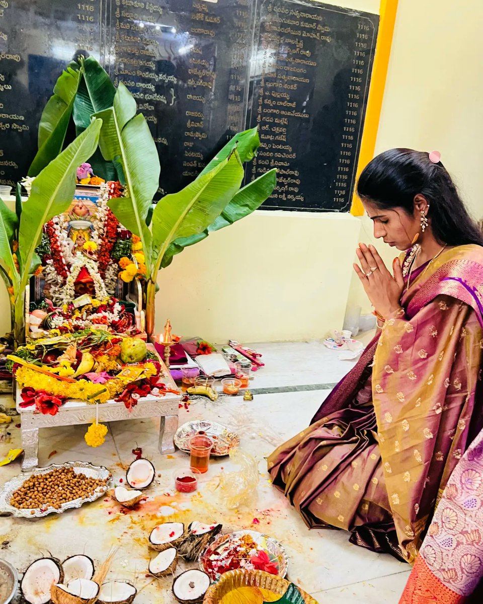 hema_samala's tweet photo. Attended the Vara Lakshmi Pooja at Namalagundu Gangaputra Sangam Hall and at the residence of Ex-Corporator Swaroopa Garu. It was a divine experience to participate in the rituals and offer prayers for prosperity and well-being. https://t.co/Yoifp6jQtb