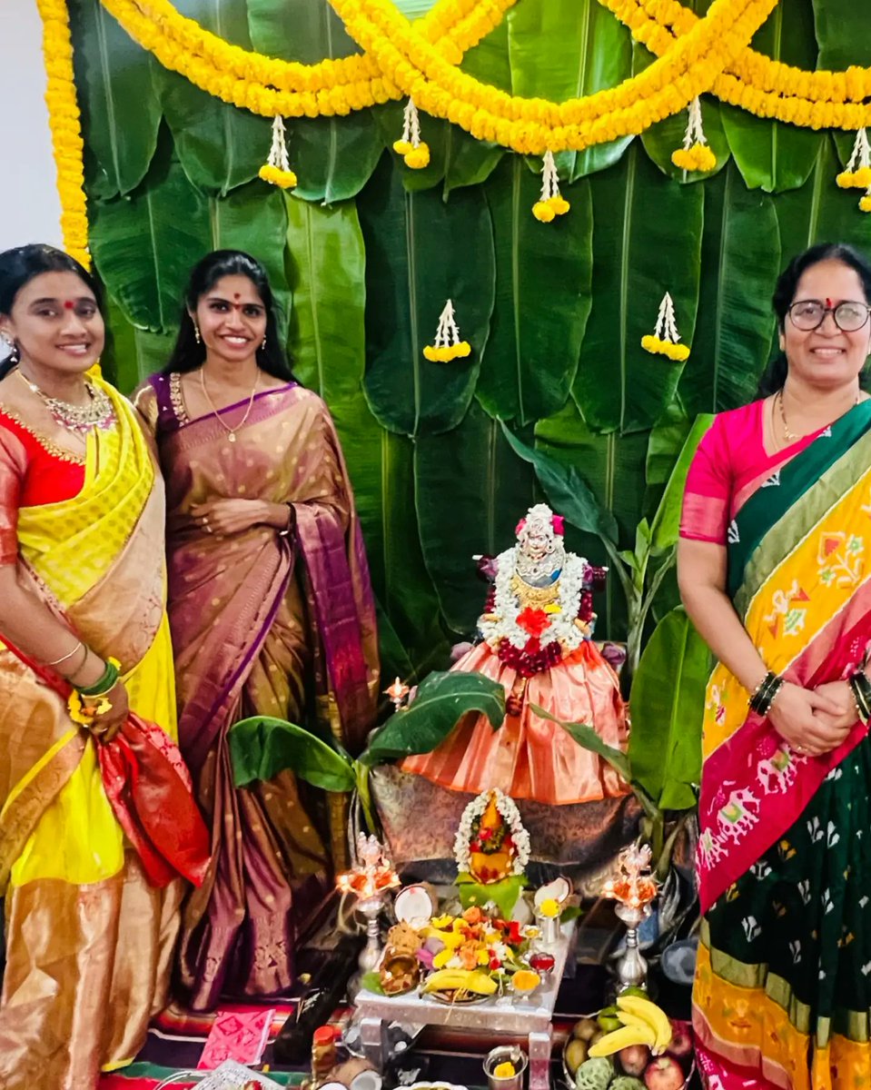 hema_samala's tweet photo. Attended the Vara Lakshmi Pooja at Namalagundu Gangaputra Sangam Hall and at the residence of Ex-Corporator Swaroopa Garu. It was a divine experience to participate in the rituals and offer prayers for prosperity and well-being. https://t.co/Yoifp6jQtb