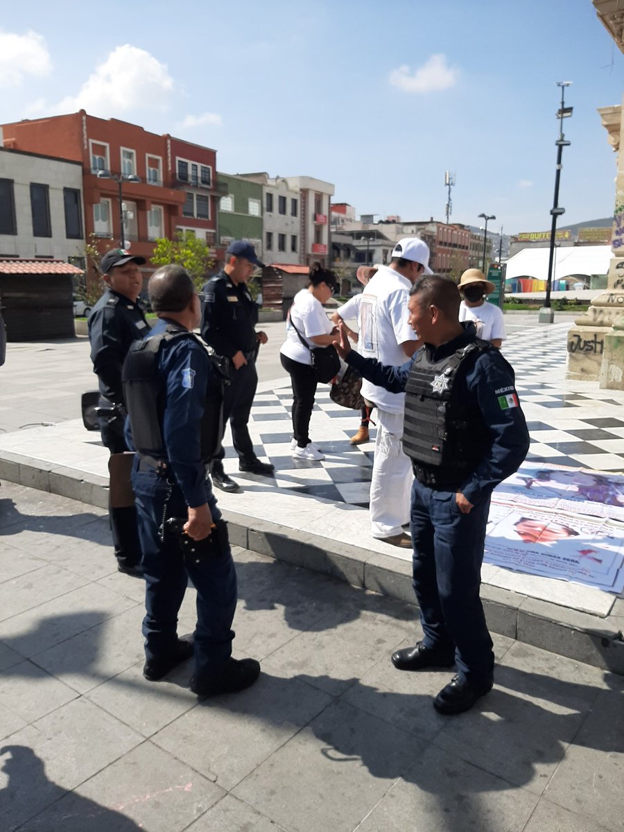Policía estatal de Hidalgo asedia a familias que se manifestarán en la capital del estado, en el Día Internacional de las Víctomas de Desaparición Forzada