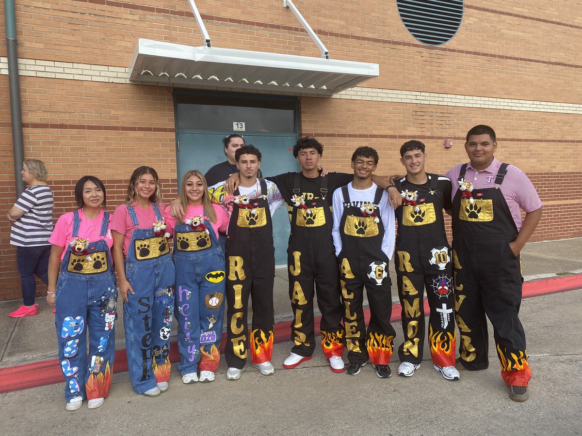 JessieHSosa's tweet photo. @fmgilbert What a Friyaaaaaaay! Done, the Grizzly way 🫶🏼💪🏼🐻 
#GrizzliesandTigersIGNITE🐻🐯🔥 #BestYearEver @IrvingHigh https://t.co/L1DjKUO7z2