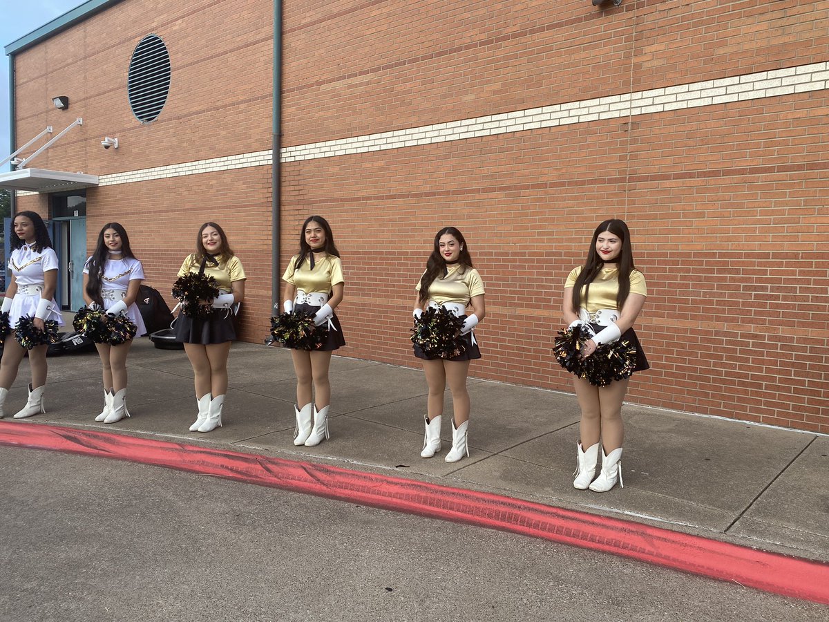 JessieHSosa's tweet photo. @fmgilbert What a Friyaaaaaaay! Done, the Grizzly way 🫶🏼💪🏼🐻 
#GrizzliesandTigersIGNITE🐻🐯🔥 #BestYearEver @IrvingHigh https://t.co/L1DjKUO7z2