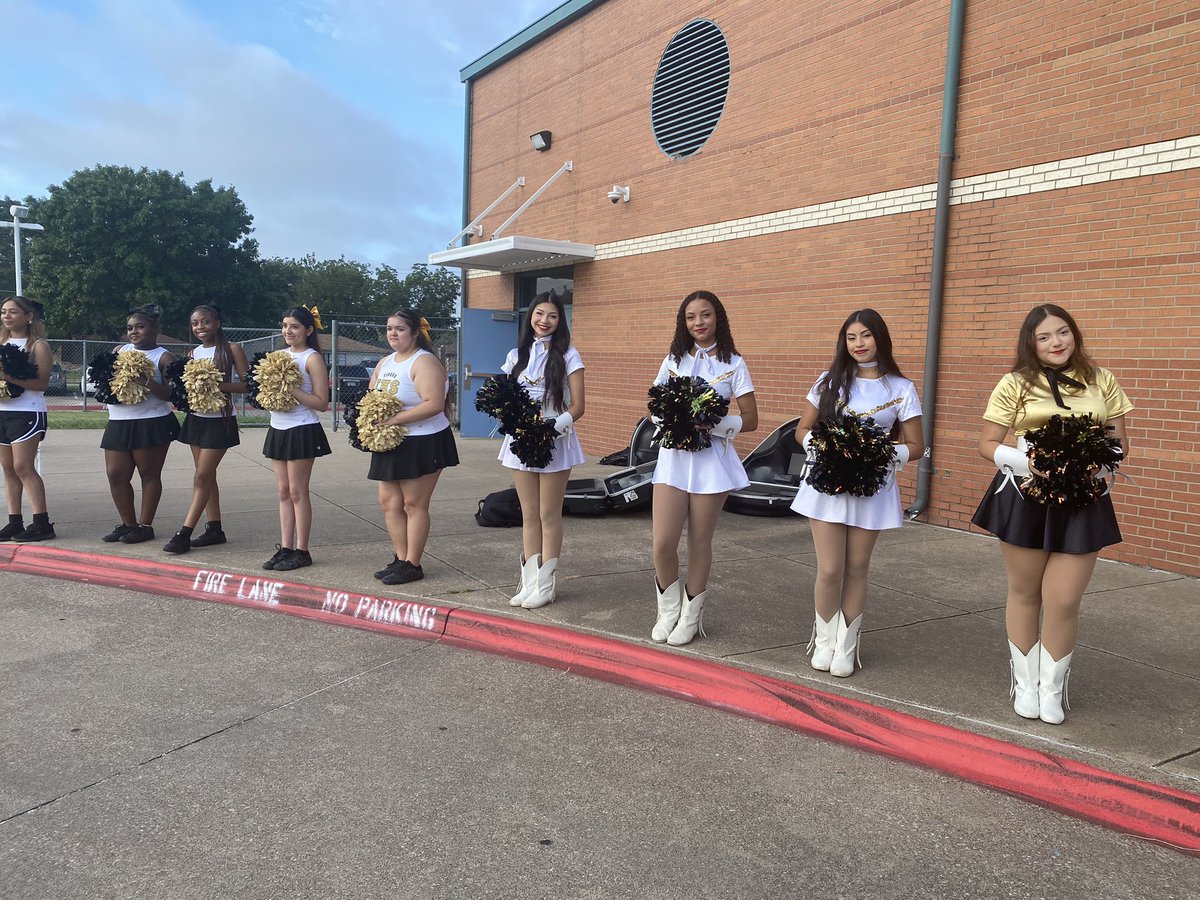 JessieHSosa's tweet photo. @fmgilbert What a Friyaaaaaaay! Done, the Grizzly way 🫶🏼💪🏼🐻 
#GrizzliesandTigersIGNITE🐻🐯🔥 #BestYearEver @IrvingHigh https://t.co/L1DjKUO7z2