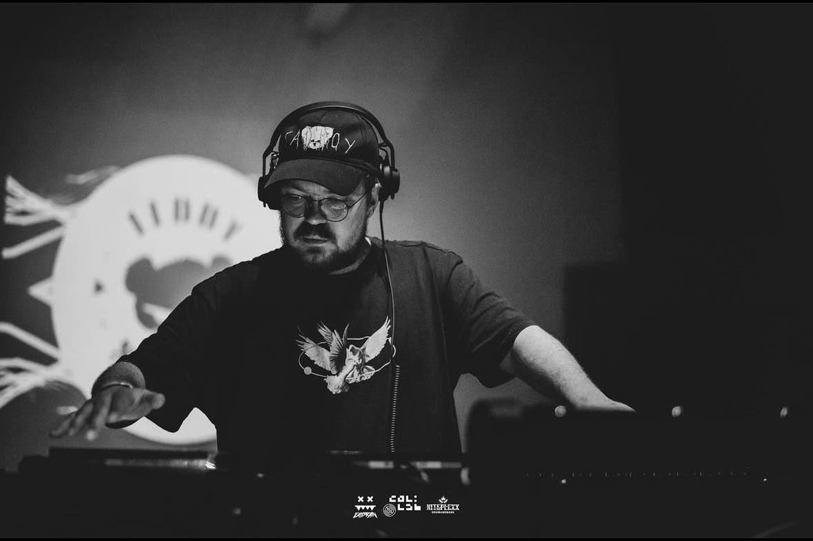 UNKER is one of the dope DnB trio <a href="/TeddyKillerz/">Тедди Киллерz</a> and he’s got an absolutely heat EP out now: lnk.makorecords.com/mr056