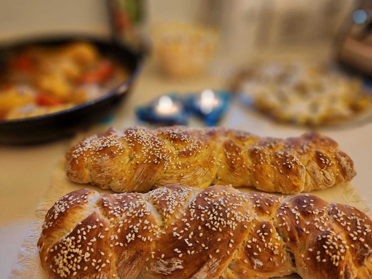 AGechtman's tweet image. Shabbat Shalom ❤️ 
Home sweet home 🏡 😇🥰✨️🇮🇱
#homemade #bread #ChallahBread