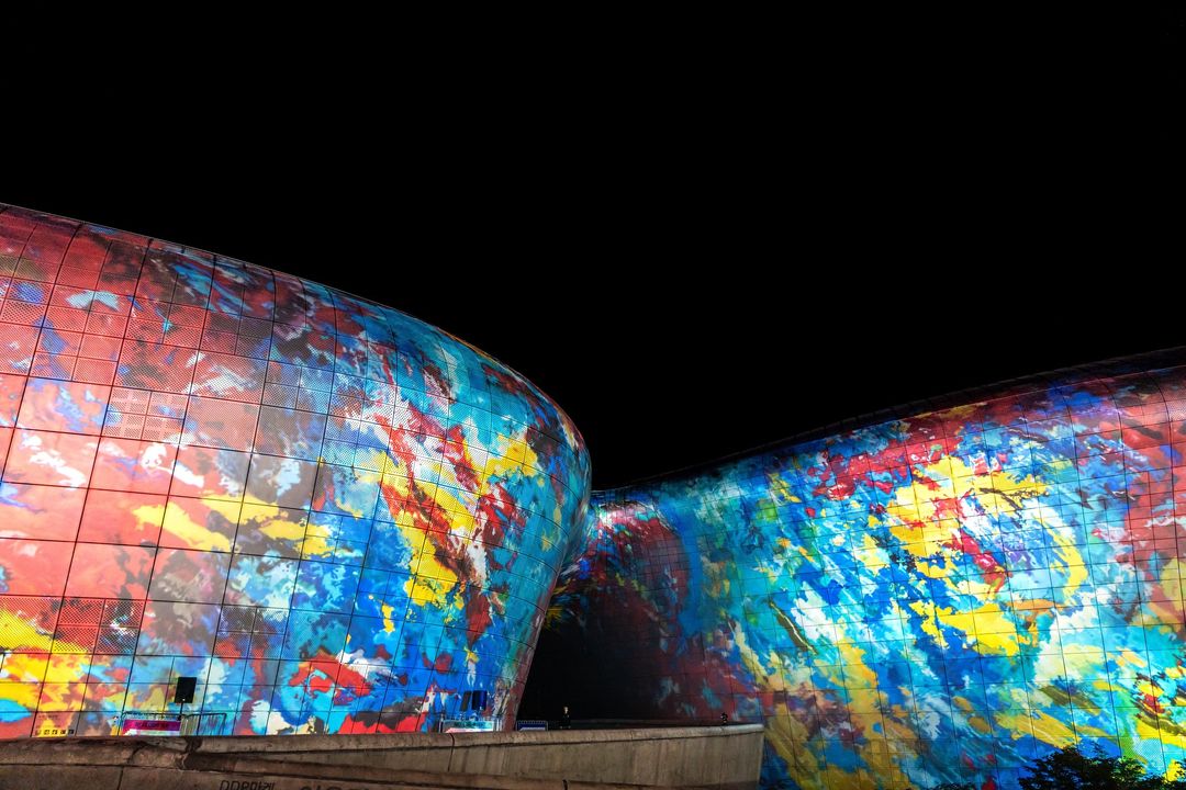 screenberry_'s tweet image. Check out Screenberry in action at the Seoul Light DDP 2024 Autumn Festival.
Our media server runs and aligns 26 @Barco projectors to create a projection mapping show on the Dongdaemun Design Plaza building in downtown Seoul.
Photos: @Seoul_DDP
#3DMapping #ProjectionMapping