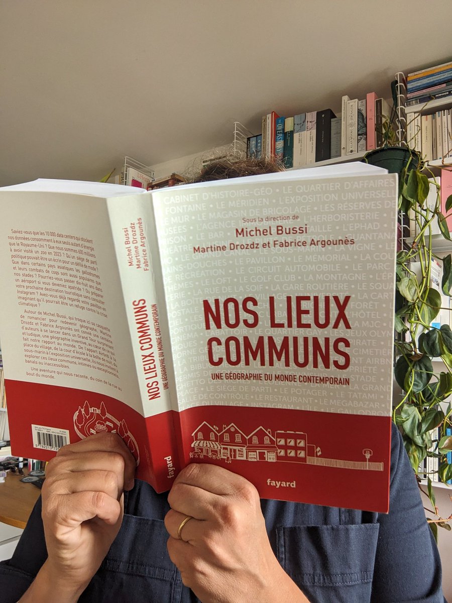 Martine Drozdz (@finalretrofit) on Twitter photo 📢 Nos lieux communs. Une géographie du monde contemporain 📢 sortira le 11/09 chez <a href="/EditionsFayard/">Fayard</a>. Co-dirigé avec <a href="/fabricea/">Fabrice Argounès</a> et <a href="/michelbussi/">Michel Bussi</a> et accompagné par <a href="/Singaravelou_P/">Pierre Singaravélou</a> il réunit 90 auteurices et raconte le monde par ses lieux, des plus banals aux plus exceptionnels 🌏 📢 Nos lieux communs. Une géographie du monde contemporain 📢 sortira le 11/09 chez <a href="/EditionsFayard/">Fayard</a>. Co-dirigé avec <a href="/fabricea/">Fabrice Argounès</a> et <a href="/michelbussi/">Michel Bussi</a> et accompagné par <a href="/Singaravelou_P/">Pierre Singaravélou</a> il réunit 90 auteurices et raconte le monde par ses lieux, des plus banals aux plus exceptionnels 🌏
