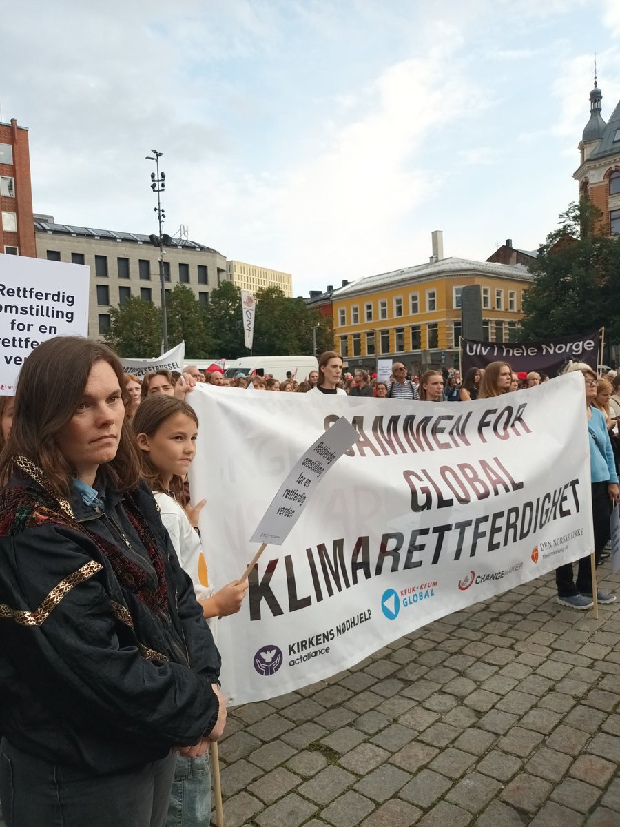 Vi er tilstede på klimamarsjen Grasrota for rettferdig klimahandling💪 Vi går for global klimarettferdighet sammen med <a href="/ChangemakerNor/">Changemaker</a> , <a href="/KFUKKFUMGlobal/">KFUK-KFUM Global</a> og den norske kirke💚🌍