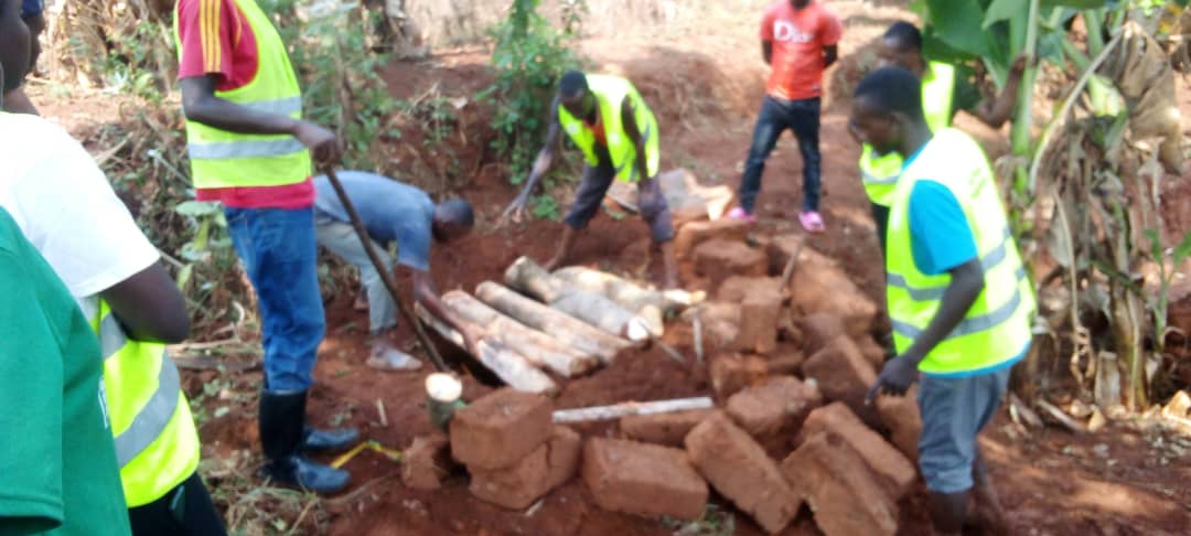 NyanzaRyvcp's tweet image. @RwandaYouthVol1 Urubyiruko  @NyanzaDistrict  #Kibilizi bakoze umuganda wo  kubaka ubwiherero bw'umuturage utishoboye murwego rwo  gukemura ibibazo bibangamiye imiberehomyiza y'abaturage @RwandaLocalGov @NadineKayites @KubanaRichard @Rwandapolice @RwandaSouth