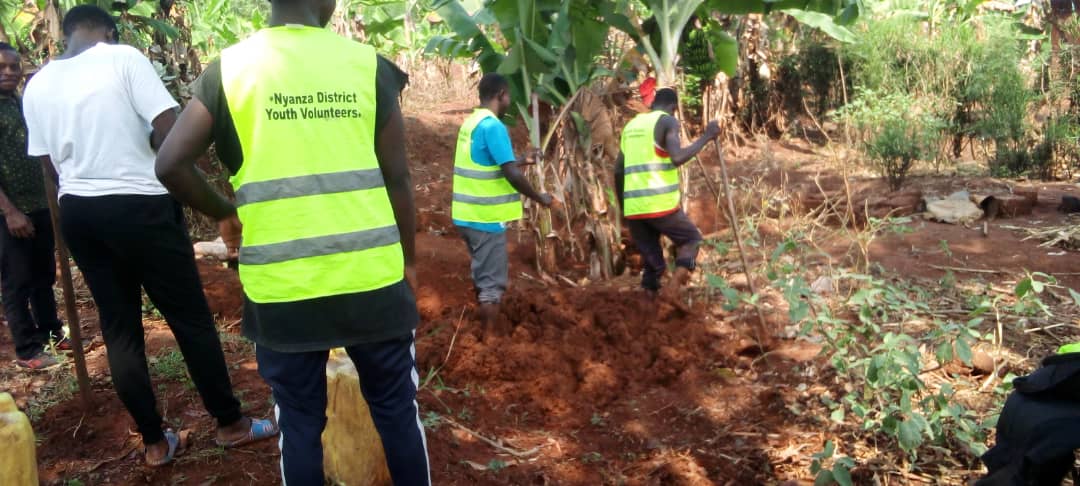 NyanzaRyvcp's tweet image. @RwandaYouthVol1 Urubyiruko  @NyanzaDistrict  #Kibilizi bakoze umuganda wo  kubaka ubwiherero bw'umuturage utishoboye murwego rwo  gukemura ibibazo bibangamiye imiberehomyiza y'abaturage @RwandaLocalGov @NadineKayites @KubanaRichard @Rwandapolice @RwandaSouth