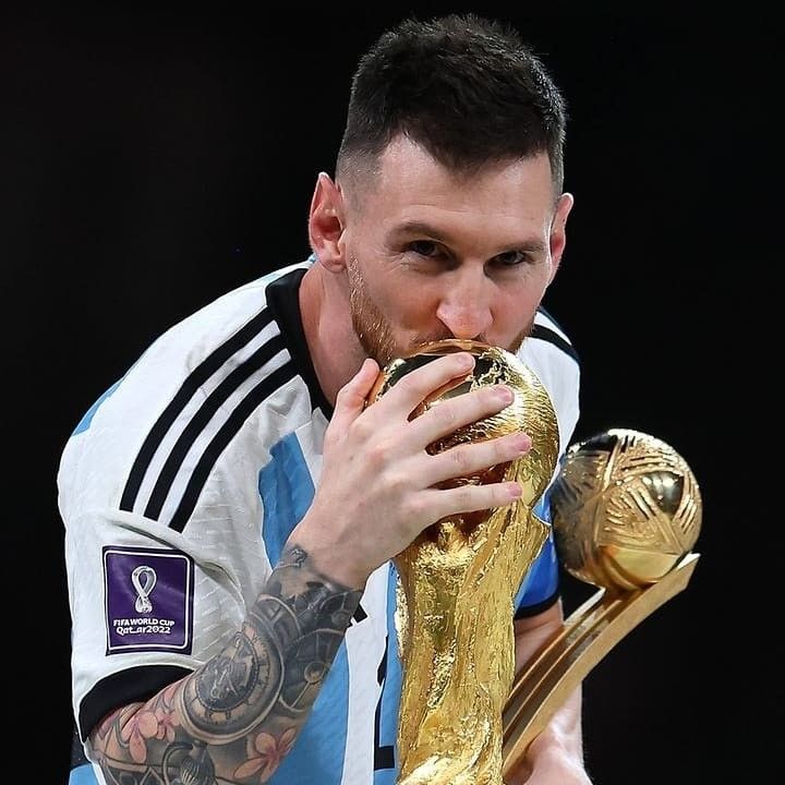 SkyJord21783481's tweet photo. @Mario___RM El verdadero mejor, con algo que cristiano jamás tendrá, placas de Youtube, las que quiera,.mundiales...😬 https://t.co/xF6opn1kiB