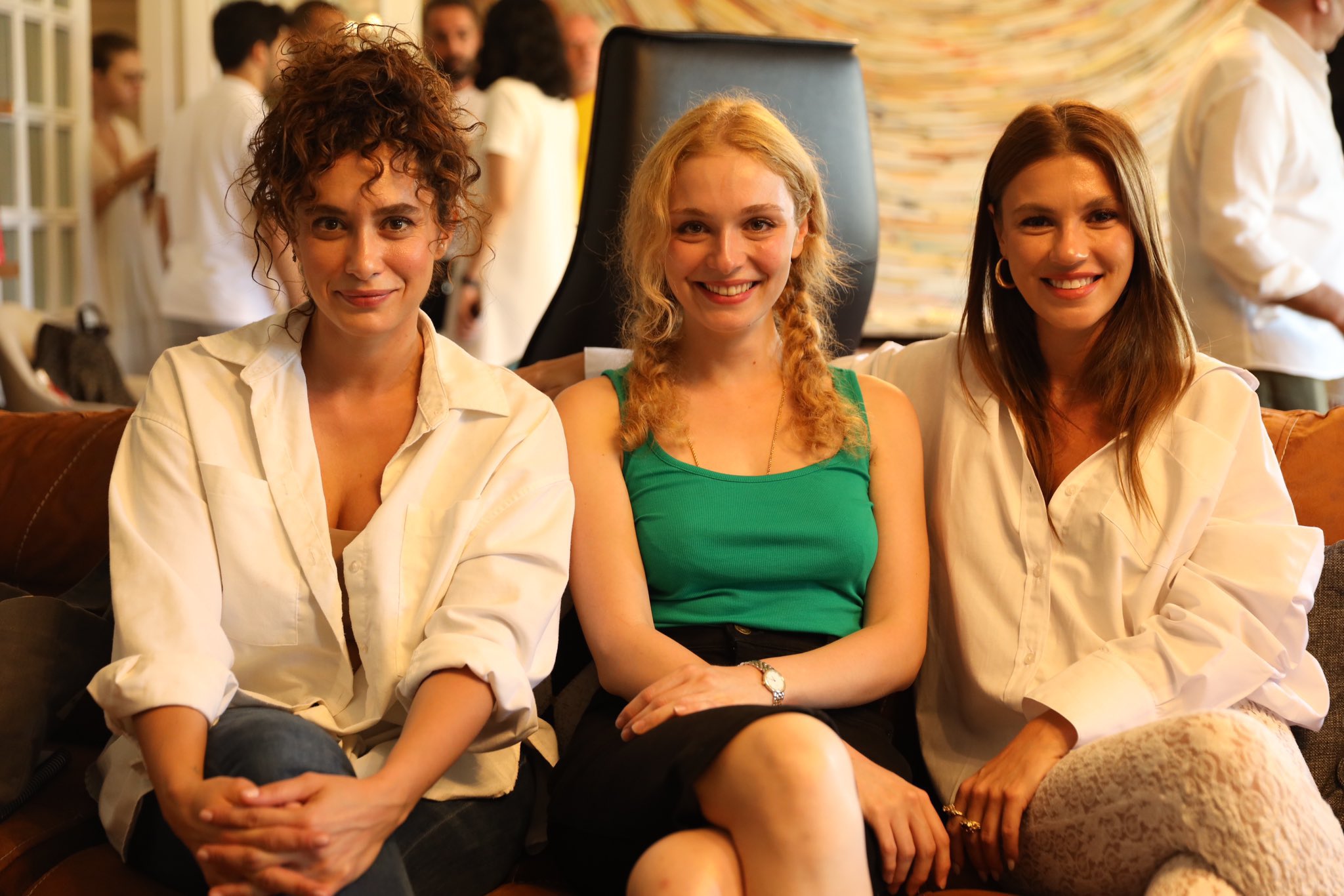 GWPfhEgWoAAM2fz?format=jpg&name=large