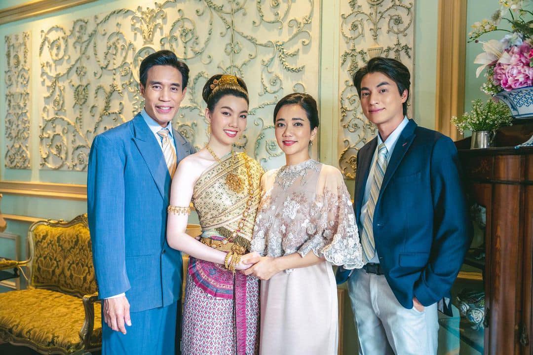 teerachat57's tweet photo. เอาจริงนี่ว่าตอนงานหมั้นคุณกัณ ยังดูทำถึงกว่างานแต่งคุณฉัตรอีกอ่ะ คือสามารถเอาคนที่ควรมาได้เกือบหมด ส่วนคนที่ไม่ได้มาก็เพราะอยู่ต่างประเทศอย่างคุณสรุจ, คุณเกศ, สองพี่น้องบ้านรณ รวมถึงสองน้องสาวของเฮียวิศ #ลออจันทร์ #พรชีวันEP15 https://t.co/fspTL8UpTg