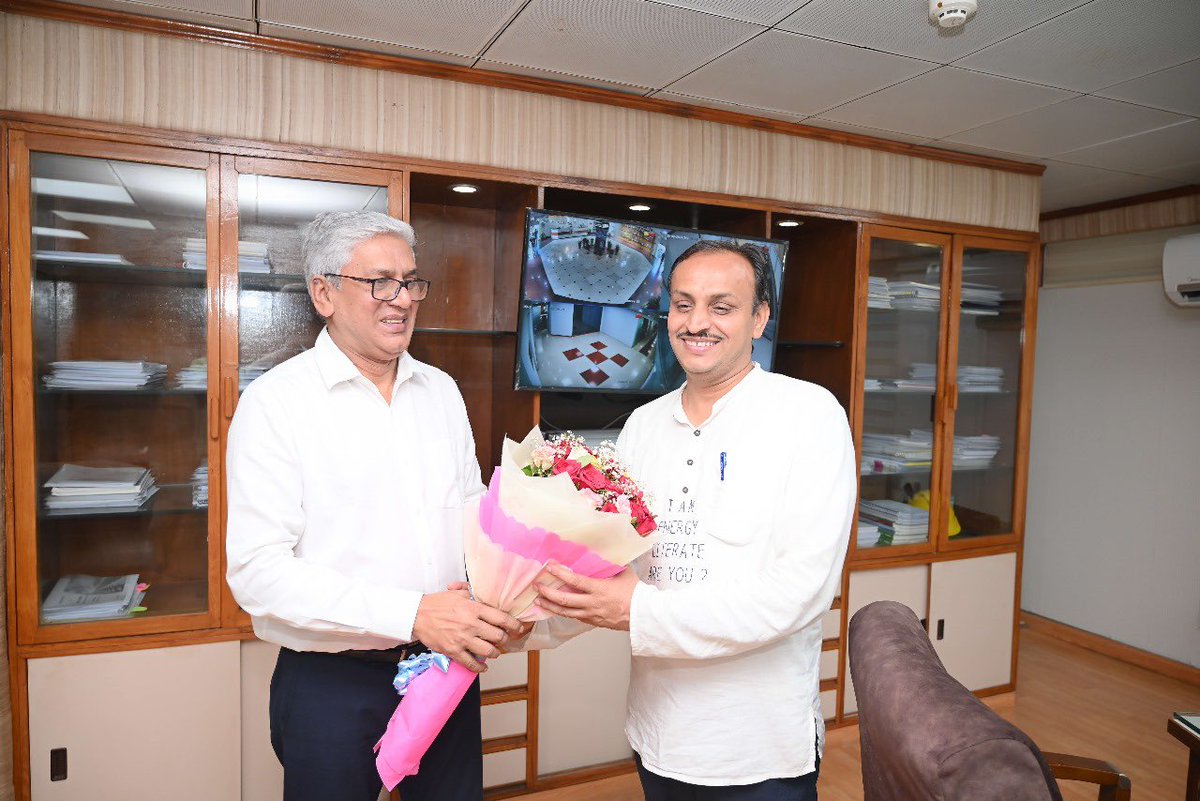 secl_cil's tweet image. Prof Chetan Singh Solanki, Professor IIT Bombay aka ‘The Solar man of India’ and founder, Energy Swaraj Foundation, India, visited SECL Corporate Office,  today . He also delivered a talk on Sustainable future. 
@CoalMinistry  @CoalIndiaHQ