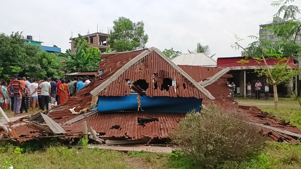 কালিয়াকৈরে জমির বিরোধকে কেন্দ্র করে মন্দির ভাঙচুর, মহাসড়ক অবরোধ