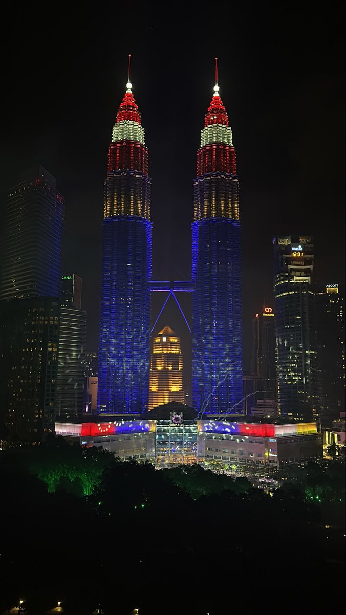 chapree's tweet photo. KLCC was mega lit just now, tak main main punya

Ada pre-countdown fireworks

Then as soon after Negaraku is over 

Boom, 10 minutes of massive fireworks show

Got a great view from Traders Hotel https://t.co/69zetCAfVE