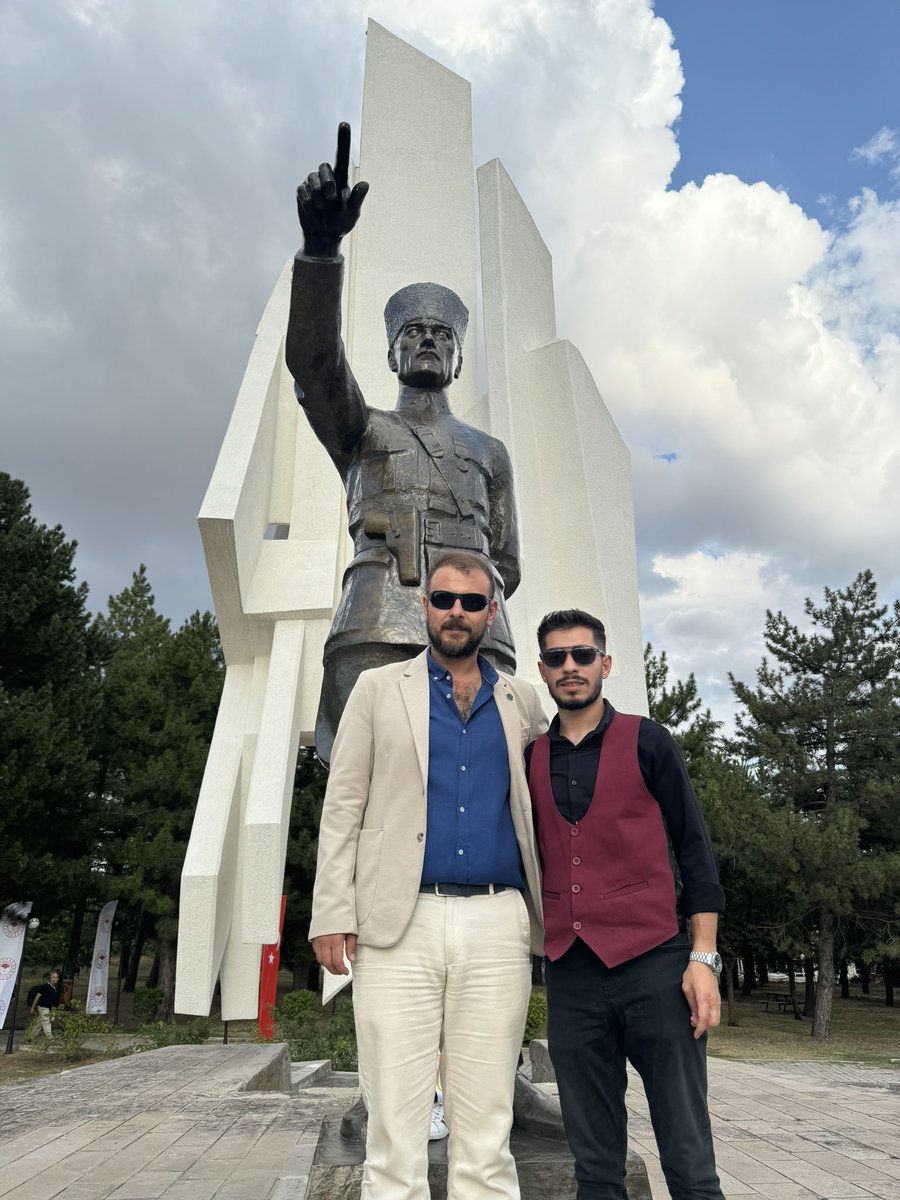 <a href="/YesilayYunus/">Yunus Emre Yeşilay</a> kardeşim işe beraber bugün Dumlupınar’da <a href="/MemleketMKP/">Memleket Partisi Mustafakemalpaşa İlçe Başkanlığı</a> temsilen bulunduk ve #30AgustosZaferBayrami kutladık.
Hedefimiz belli.
<a href="/vekilince/">Muharrem İNCE</a> 
<a href="/MemleketimParti/">Memleket Partisi</a>