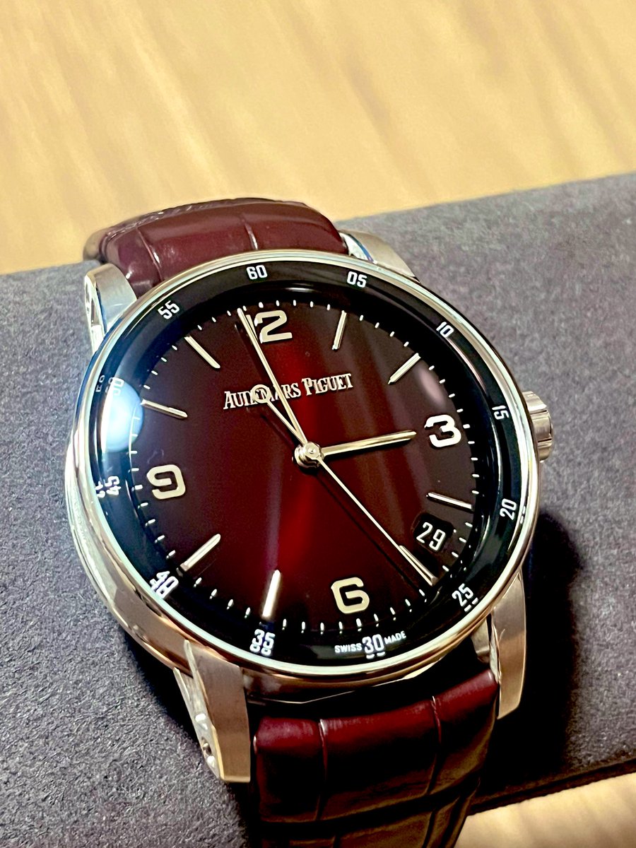 KaCjeXPCJ3RonHr's tweet image. 嫁と子供が寝静まってから、テレビも付けず気付けば時計を1時間ぐらい眺めてた。
時計を見て時間を忘れるって馬鹿げてて良いですね。
#オーデマピゲ
#code1159