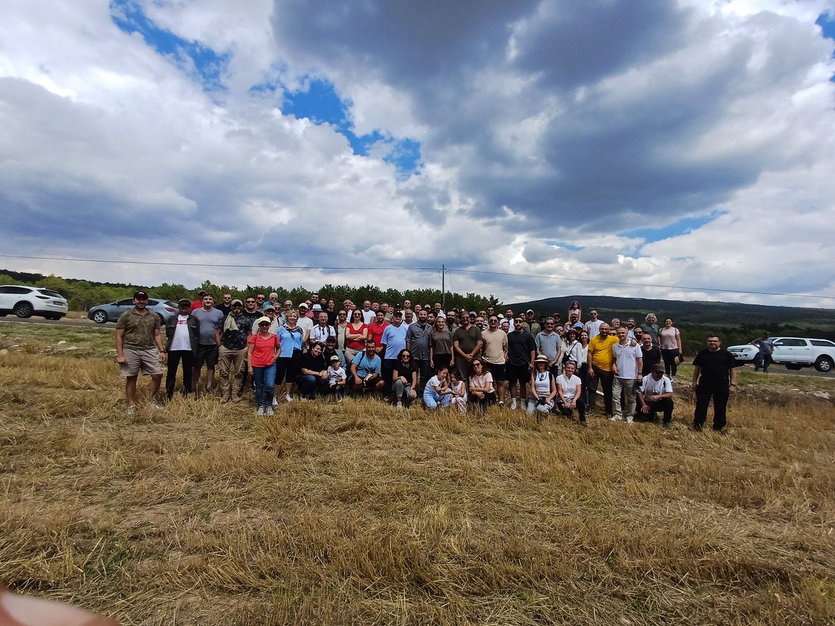 HarpCografyasi's tweet photo. Duyurusunu yaptığım "Takıl Peşime" etkinliğinde "Allıören'e tren geldi" paniği yaşatan yaklaşık 150 çılgın Türk!
15-20 araba beklerken, Erzurum'dan, Edirne'den, Trabzon'dan gelen 50 araba ve inanılmaz bir gün.
Otostopla gelip Aslıhanlar'a 3 saat yürüyen genç Bilkentli kardeşim, sözüm söz, söyleşiye geleceğim.
Ne diyeyim bilemiyorum.
Özetle; 
Kuvva bire kadar kırılmadıkça bu topraklarda ümit bitmez ve "tükenmeyiz kırmak ile, sayılmayız parmak ile"
Hepinize çok teşekkür ederim.