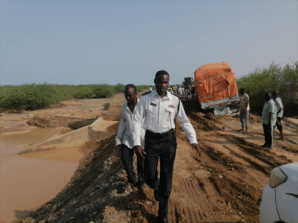 أشارت شرطة المرور السريع بولاية البحر الأحمر إلى تعرض الطريق القاري الرابط بين مصر السودان منطقه عروس عند الكيلو ١٧ و٢٠ لانقطاع وانجراف بسبب السيول والامطار  و اندفاع المياة القادمة من سد اربعات ،باشرت شرطة المرور عملها ميدانيا بوضع علامات احترازية وارشادية