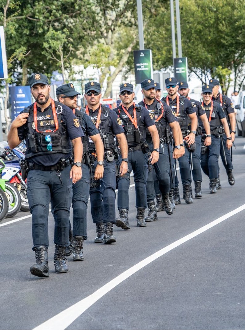 policia's tweet image. Nuestros compañeros dando #seguridad en @lavuelta a su paso por #Padrón y #Lugo 👮

El #ParqueVuelta en #Fabero también ha contado con el #stand de la @policia 🩵

#LaVuelta24  
#SomosTuPolicía