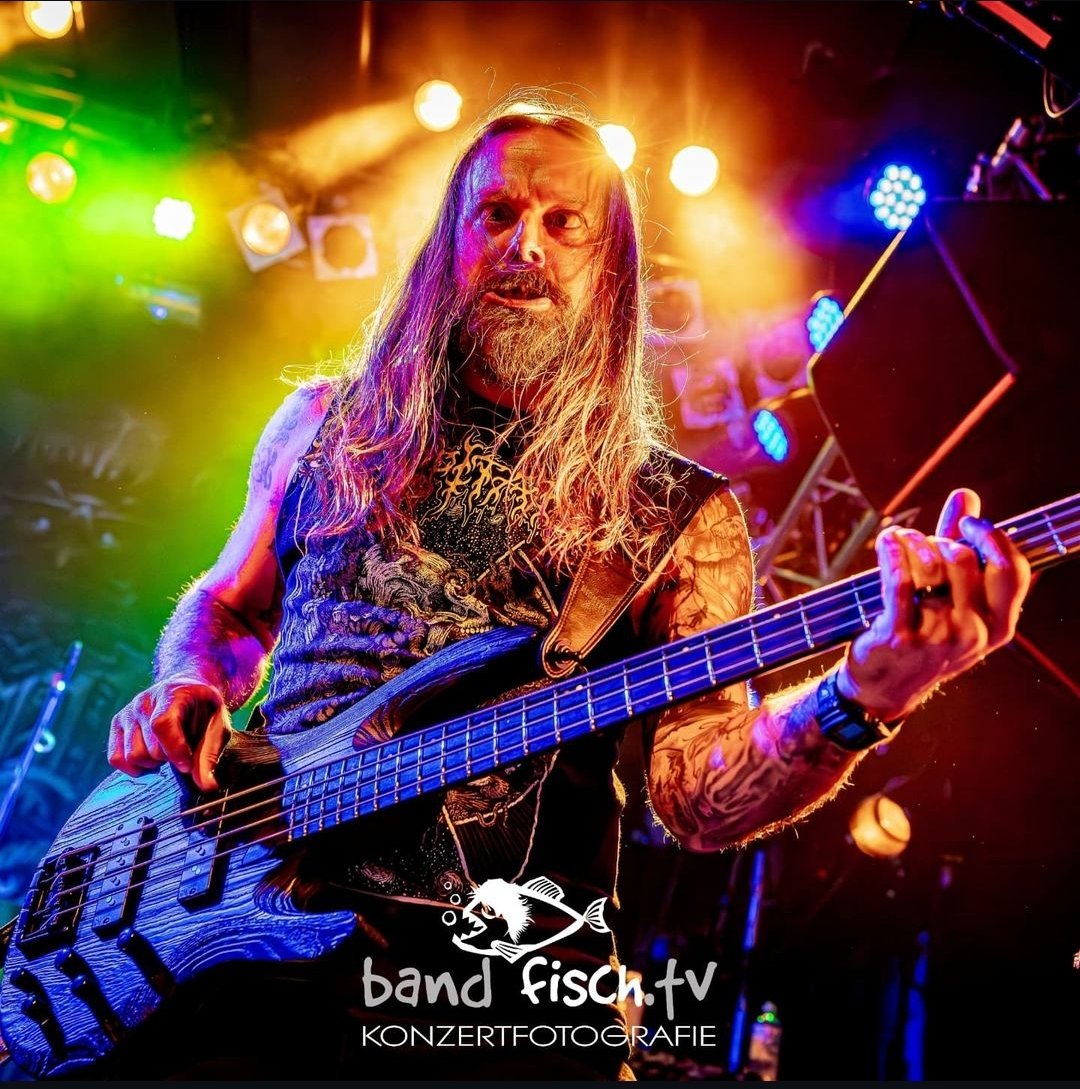 Which face describes how you are feeling today?
⛓️⛓️⛓️⛓️⛓️⛓️⛓️⛓️⛓️⛓️⛓️⛓️⛓️
📸: bandfisch.tv 
🌐: Knust Hamburg 
#MikeLeonShreds #Soulfly #live #tour #bass #shred #TheRiffVortex #bassface