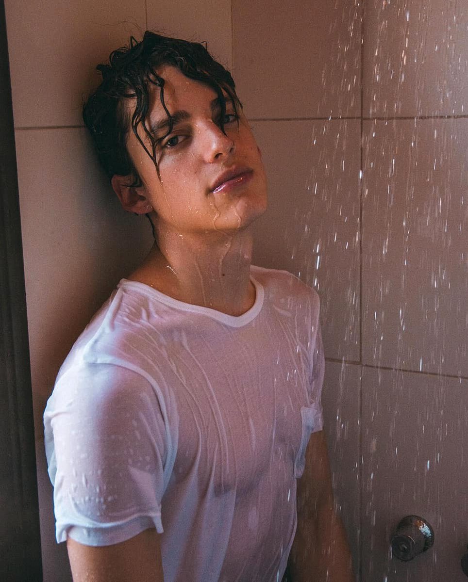 كنـت دائمـا وحيـدا حتـى وأنـا بصحبـة الجميـع..🖤