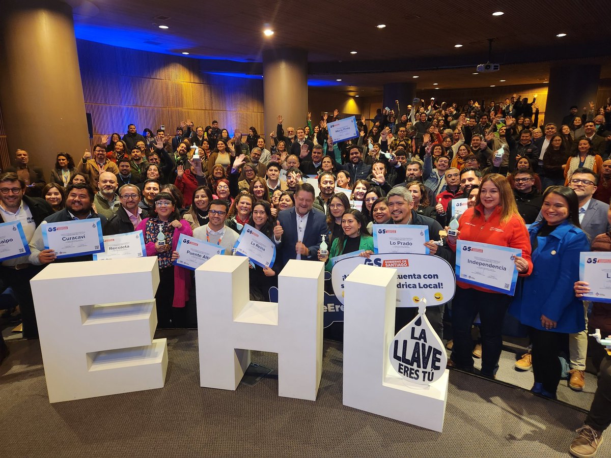 AChM Asociación Chilena de Municipalidades (@achmchile) on Twitter photo 🔵 La Presidenta de la ACHM <a href="/CarolinaLeitao/">Carolina Leitao</a> junto ediles y autoridades locales de la RM, presentes en la entrega de la “Estrategias Hídricas Locales (EHL)” para 30 comunas de la Región Metropolitana, instancia promovida y liderada por el <a href="/Gob_Santiago/">Gobierno de Santiago</a> y el Gobernador <a href="/Orrego/">Claudio Orrego L.</a> 🔵 La Presidenta de la ACHM <a href="/CarolinaLeitao/">Carolina Leitao</a> junto ediles y autoridades locales de la RM, presentes en la entrega de la “Estrategias Hídricas Locales (EHL)” para 30 comunas de la Región Metropolitana, instancia promovida y liderada por el <a href="/Gob_Santiago/">Gobierno de Santiago</a> y el Gobernador <a href="/Orrego/">Claudio Orrego L.</a>