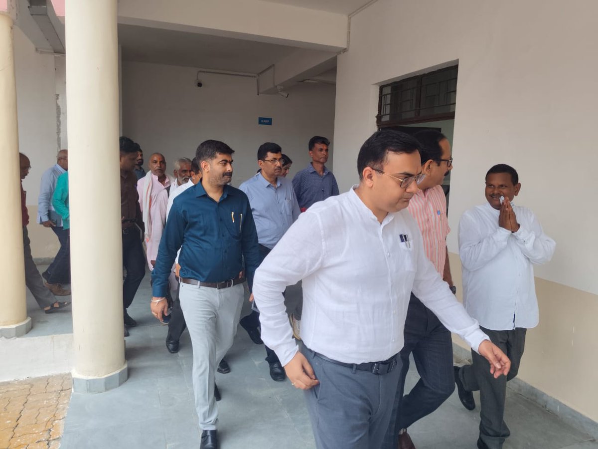 CdoLalitpur's tweet photo. आयुक्त ने अटल आवासीय विद्यालय का दौरा किया और निरीक्षण किया। #शिक्षा #आयुक्त #अटलआवासीयविद्यालय
@DMLalitpur 
@CommissionerJha https://t.co/fLk3WreWSo