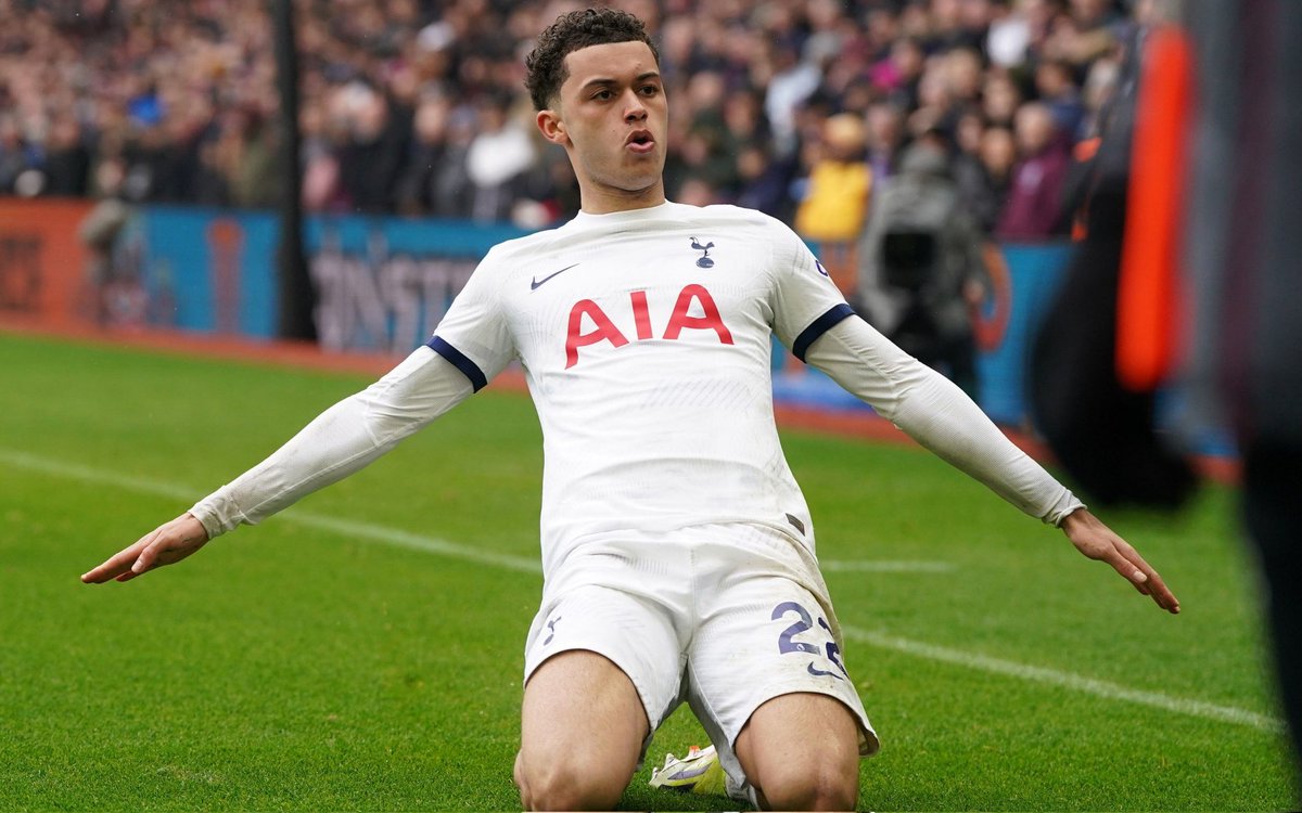 NotChaos's tweet image. The perfect example of white privilege is this fanbase's treatment of Brennan Johnson compared to Lo Celso

One has used this club as a training facility to play for Argentina and scored 3 league goals for us in 5 years but our fans are twerking for him to stay because apparently…