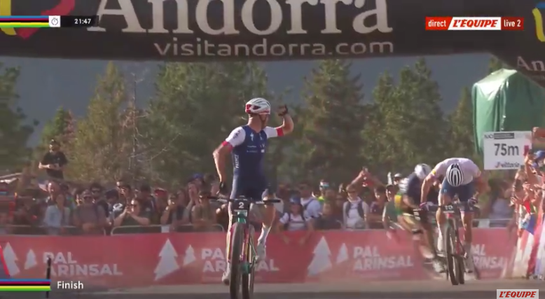 VICTOR KORETZKY CHAMPION DU MONDE DE VTT SHORT-TRACK ! Le Français (30 ans) s'offre un maillot arc-en-ciel, le premier pour lui chez les pros en individuel ! Le Britannique Charlie Aldridge est 2e et le Sud-Africain Alan Hatherly 3e.