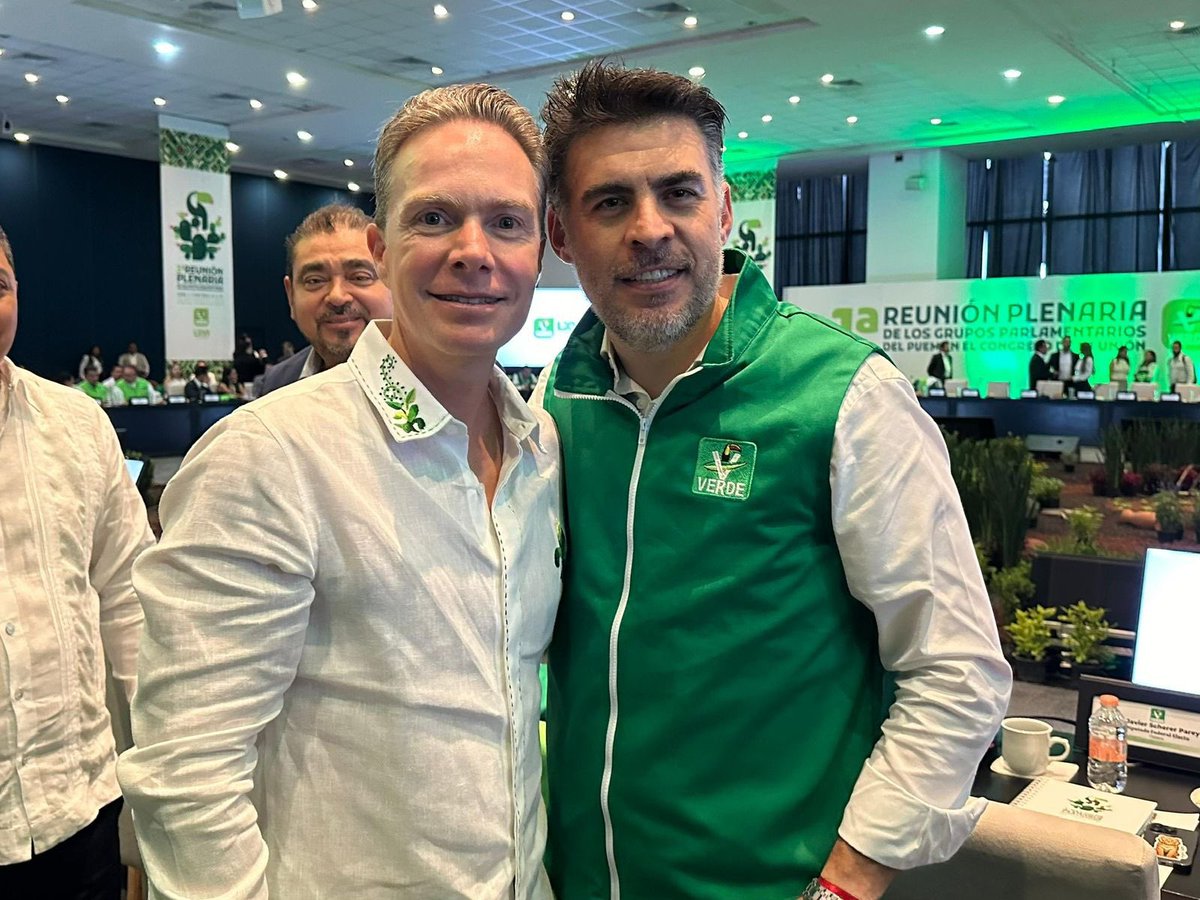 Aquí con nuestro coordinador de bancada en el Senado de la República, <a href="/VelascoM_/">Manuel Velasco</a>, quien cuenta con una larga trayectoria política y es un impulsor de la transformación en nuestro país.