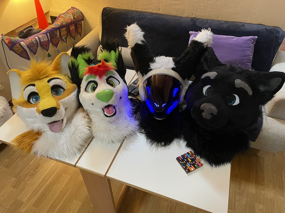 Good to have floofy company over.
Happy #FursuitFriday to you all.

💛 <a href="/HoneyFolf/">HoneyFolf</a> 
💚 <a href="/Felixthewolfy/">🐺Felix the wolf🐾</a> 
🩶 @/badger
🖤 me!