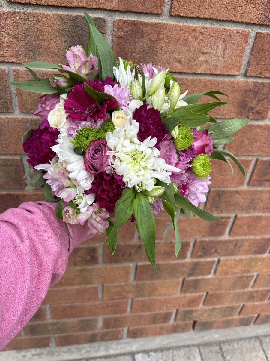 TheMelissaMckee's tweet image. My neighbour called in a panic and said her niece needed a bridal bouquet and she was tasked with it😩

It’s ok. 
I am florist. 

Tadahhhhh✨

Like riding a bike 💐
#DoUntoOthers