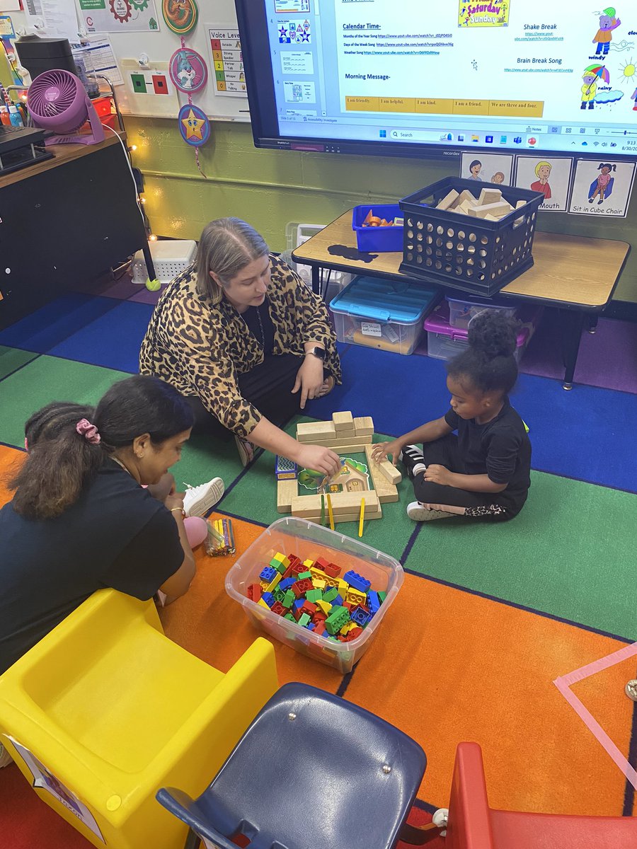 STEMTania's tweet image. Wow! The teachers and PreK students at @cobb__ELC rocked their STEAM walk today! Every student was engaged in hands-on problem solving using the engineering design process, based on the Goldilocks story. #DoingDrivesLearning @ALDCOBB1 @STEMcobb