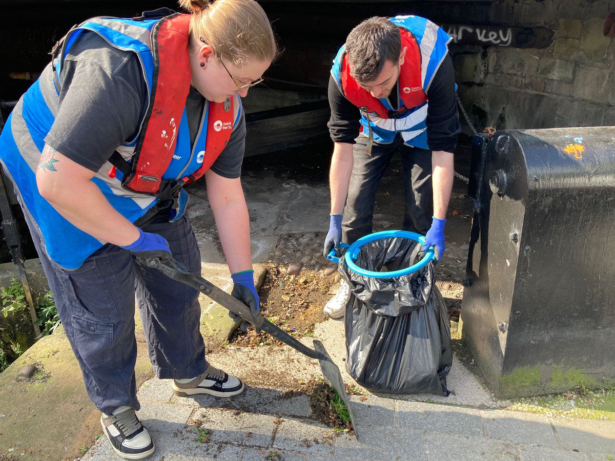 PeterBeswick CRT (@peterbeswickcrt) on Twitter photo The sun was out for today's Manchester Activity Day. Volunteers were busy removing over 5 one ton bags of litter and unwanted vegetation from the Rochdale Canal through Manchester city centre. The team also worked on lock maintenance by oiling/greasing and painting locks.  π The sun was out for today's Manchester Activity Day. Volunteers were busy removing over 5 one ton bags of litter and unwanted vegetation from the Rochdale Canal through Manchester city centre. The team also worked on lock maintenance by oiling/greasing and painting locks.  π