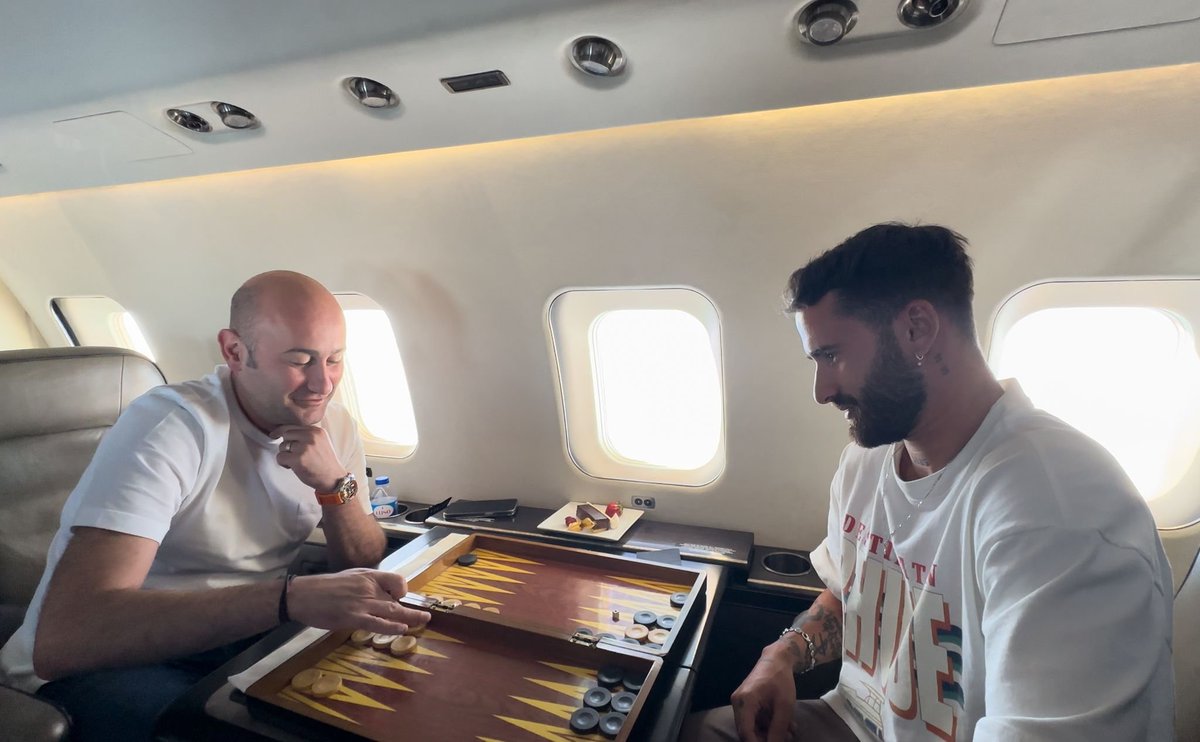 Menajer, Portekiz, Otel Lobisi...

🦅 Hüseyin Yücel, Rafa Silva'nın tüm transfer sürecini anlattı: 

"Rafa Silva, listemizin en başındaydı. Hocamız da 'keşke gelse' dedi. Çalışmalara başladık.

Önce menajerini kafalamaya çalıştık, çok oralı olmadı. Biz biletini aldık, Four