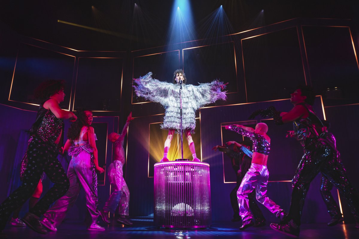 Brb, making the room sparkle 🪩

#WhyAmISoSingle #SoSingleMusical #abigfancymusical

📸 <a href="/MrMattCrockett/">Matt</a>