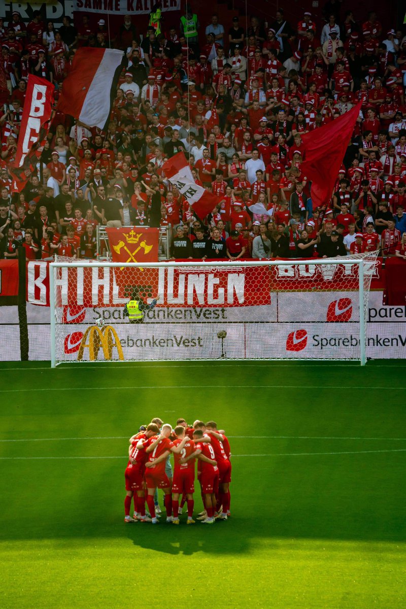 Gårsdagen var tung å svelge. En frustrasjon og skuffelse vi sjeldent har følt på de siste tre årene.

Nå er det på tide å samles når det trengs som mest!🔥 Laget er med som bare det i medaljekampen, og vi skal spille om Champions league kvalikk!

📸 Per Christian Berntsen

1/2