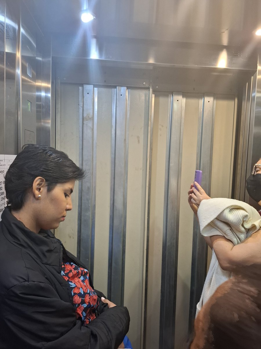 alegoria2106's tweet photo. @Tu_IMSS Hoy nos quedamos atorados 20 minutos en el elevador al que no le dan mantenimiento en Centro Médico Siglo XXI, estamos en Dinamarca https://t.co/l0OIj8oFLL