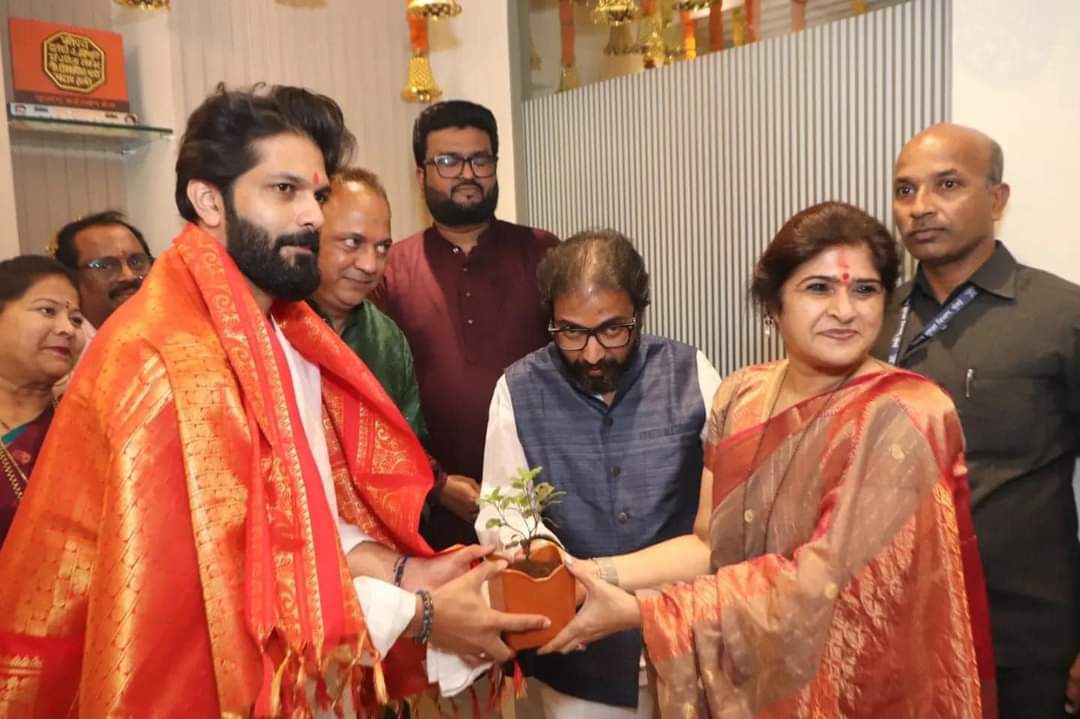 mnsupdate's tweet photo. महाराष्ट्र नवनिर्माण चित्रपट कर्मचारी सेनेच्या वर्धापन दिनानिमित्त अंधेरी येथील कार्यालयात मन प्रसन्न करणारी सत्यनारायणाची महापूजा पार पडली. 

या कार्यक्रमाला पक्षातील नेत्यांसह चित्रपट सृष्टीतील अनेक मान्यवर उपस्थित होते.
@mnsadhikrut https://t.co/NYPU8VRpJK