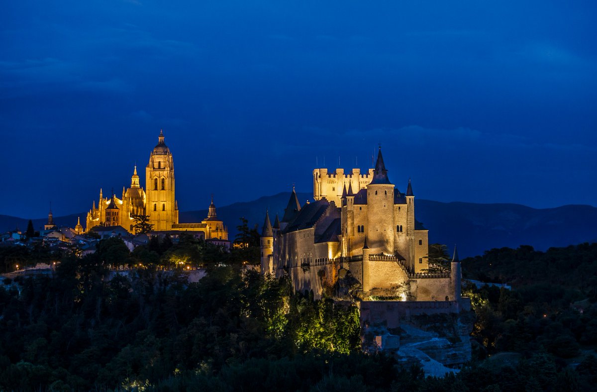 Disfruta de la #NocheDelPatrimonio en el
<a href="/Alcazar_Segovia/">Alcázar de Segovia</a> el 14 de septiembre. Elige entre dos experiencias únicas: 'Historias y leyendas de los habitantes del Alcázar' a través de visitas guiadas o vistas panorámicas desde la Torre. 🎟️ ya disponibles  en: entradas.alcazardesegovia.com