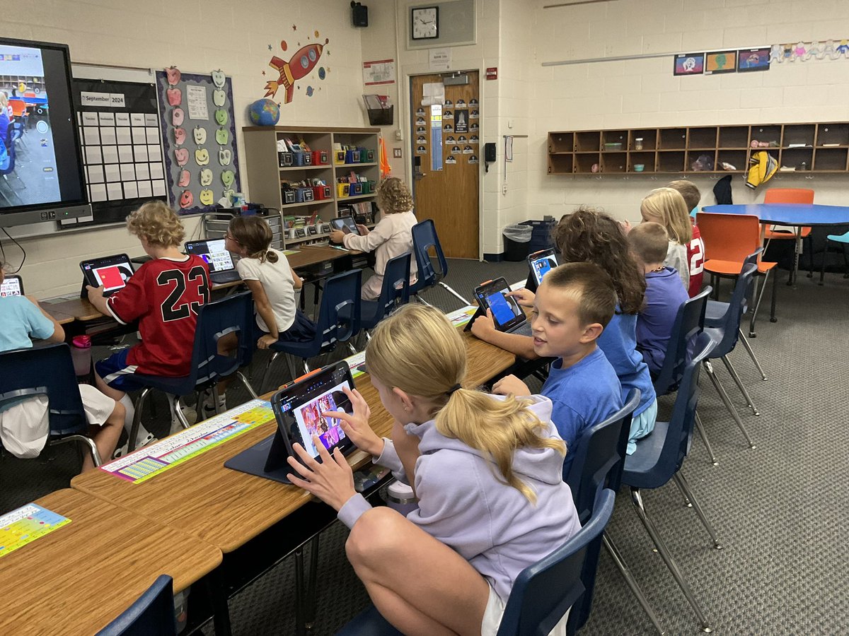 Whenever I’m in @mdolinkoD70’s class, I’m so proud of the creativity and innovation in his students! They were able to #learntogether to create and share! #D70SparksInnovation ✨ #d70shinyapple #d70cougars