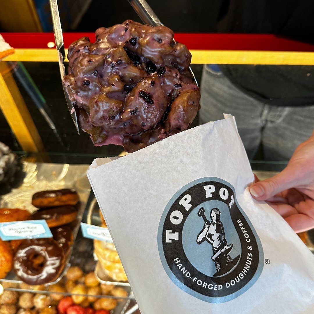 Toppot's tweet photo. Happy Blueberry Fritter Friday! The very last one of the summer-- kick off this holiday weekend with the taste of summer! 🫐☀️

#TopPotDoughnuts #TopPotSeattle #Seattle #Doughnuts #TopPot #CoffeeandDoughnuts #BlueberryFritter https://t.co/HMWXOg9Hoc