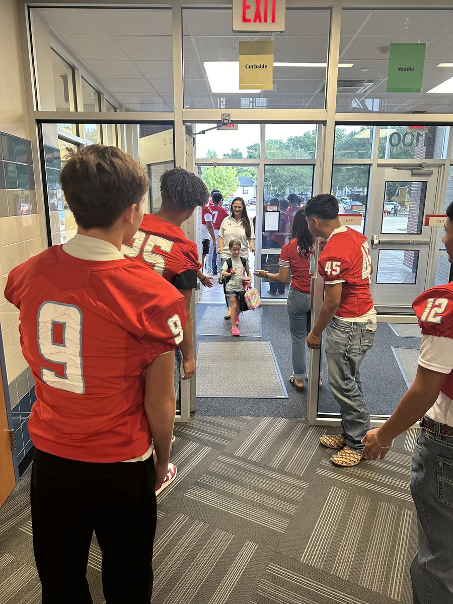 A great way to start this morning today! Thanks <a href="/Principal_CE/">Charles Gideon</a> for making me smile this morning with your students and staff <a href="/CastleberryISD/">Castleberry ISD</a> #choosecastleberry