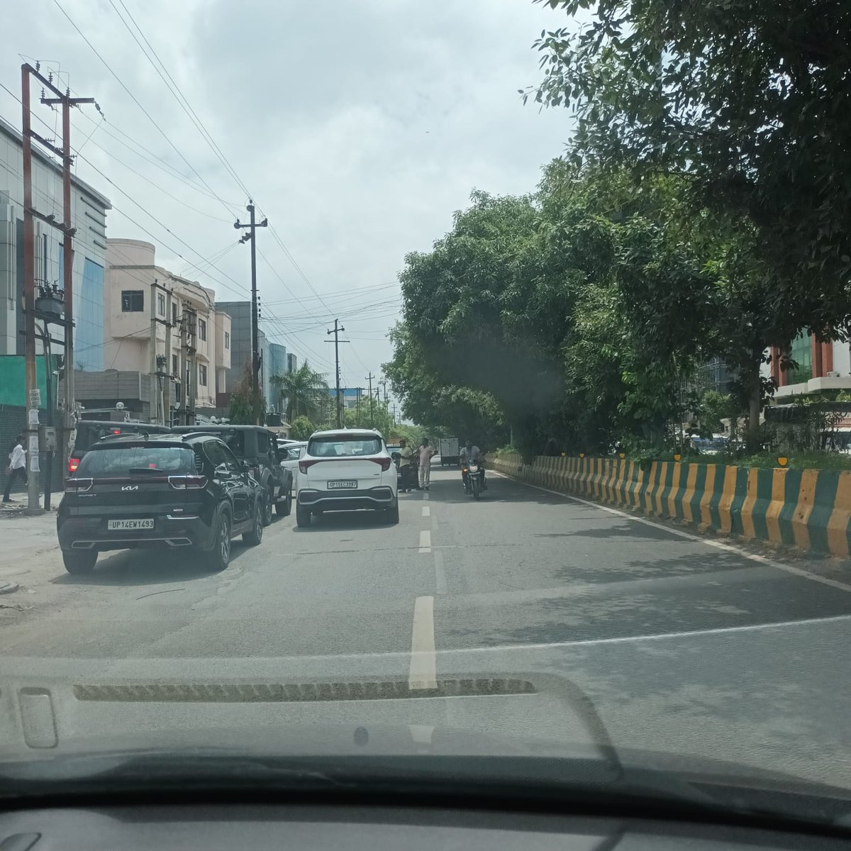 vinaygupta03's tweet photo. @CeoNoida @NOIDAAuthority1  @HTNoidaGzb  @SPNoida1   @citizenmatters Sector 63 में फुटपाथ चोरी हो गई है !!!!!! कारों ने फुटपाथ और यहां तक ​​कि सड़कें भी चुरा ली हैं कृपया FIR लिखवाने का कष्ट करें, मेरा फुटपाथ ढूंढो और लौटाओ. हर मजदूर आपको आशीर्वाद देगा. https://t.co/mqTTwHsOA6